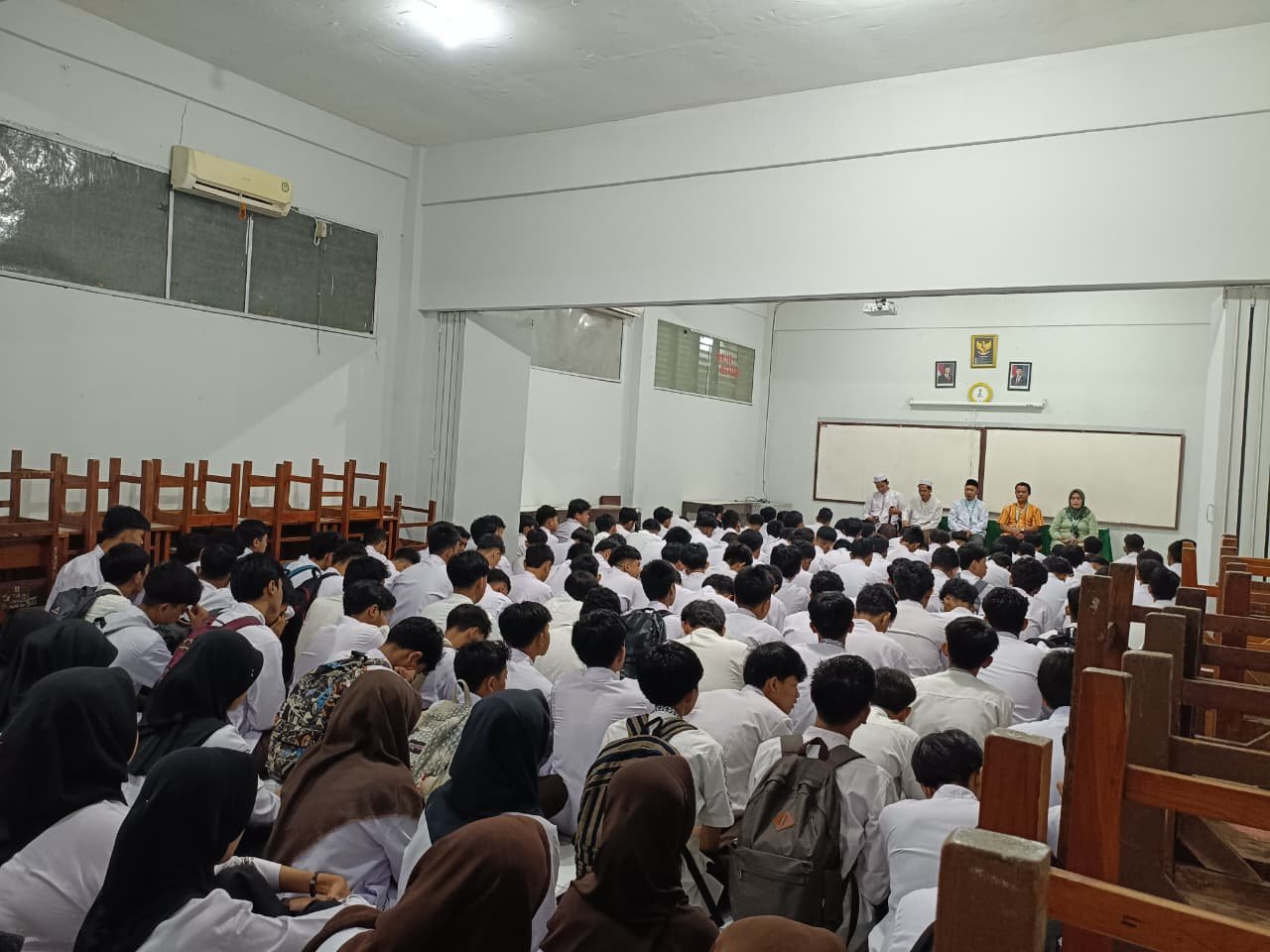 Membangun Karakter: Rutinitas Istighosah Jumat Pagi di SMK Adi Luhur