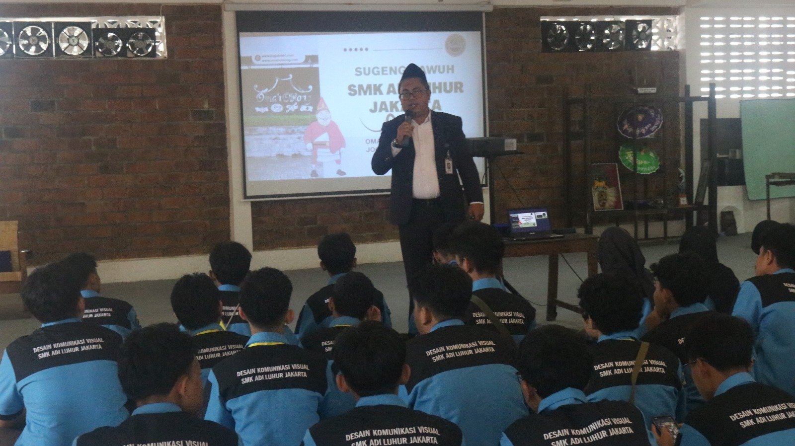 Asah Skill Cetak Saring, Siswa DKV Praktik Langsung Sablon Manual di Omah Oblong